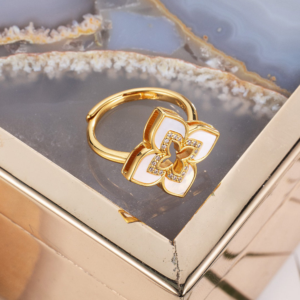 Iconic Shell Clover Ring 6203