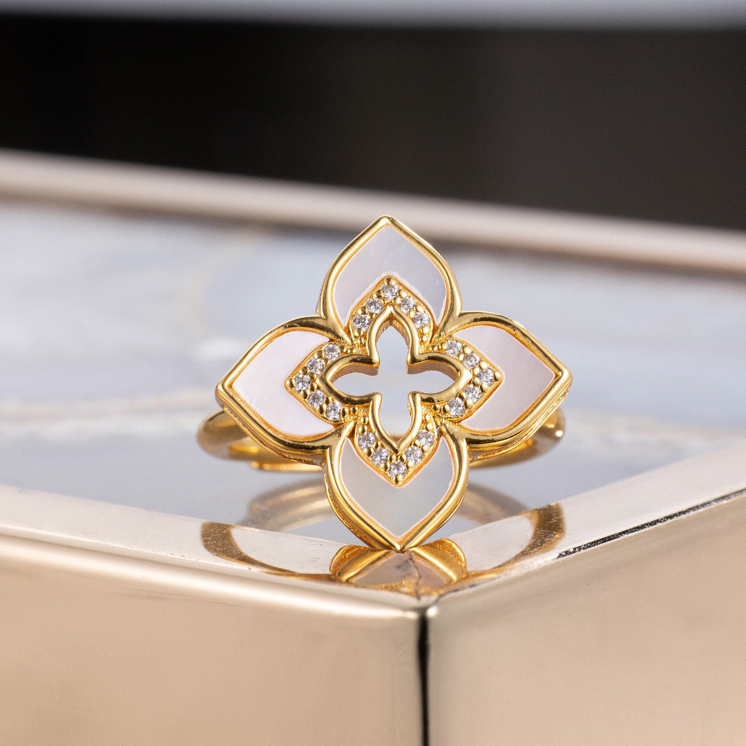 Iconic Shell Clover Ring 6203
