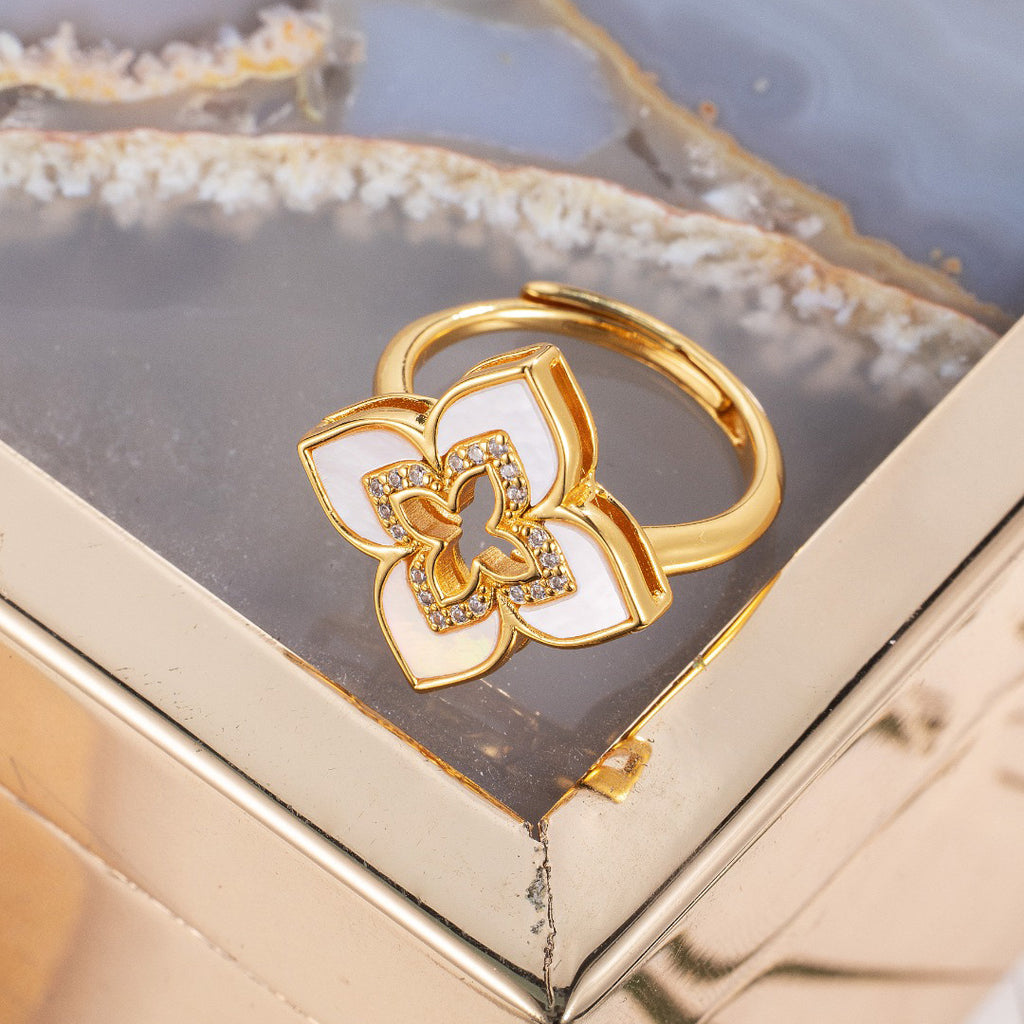 Iconic Shell Clover Ring 6203