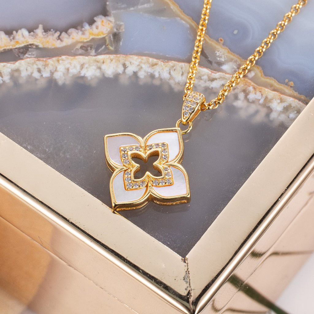 Mother of Pearl Clover Necklace 6227