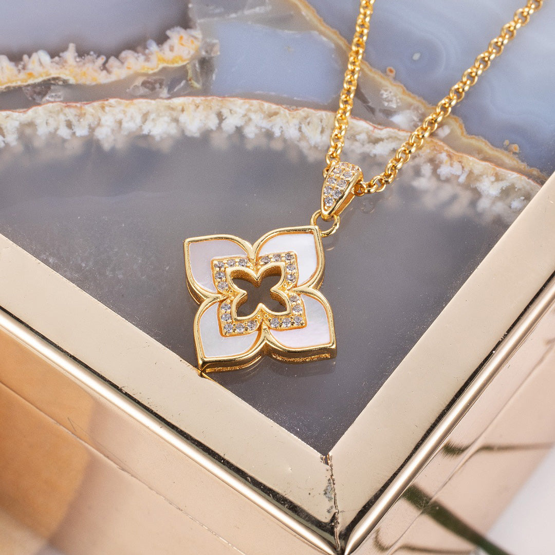 Mother of Pearl Clover Necklace 6227
