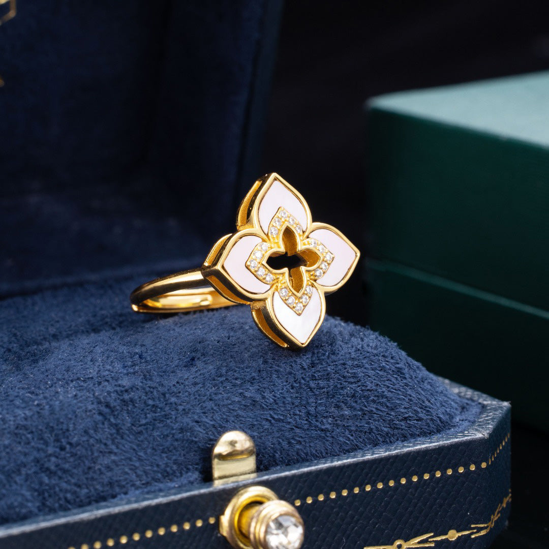 Iconic Shell Clover Ring 6203