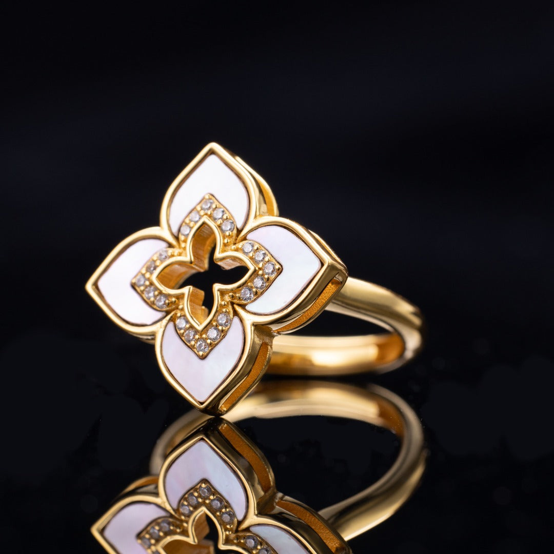Iconic Shell Clover Ring 6203