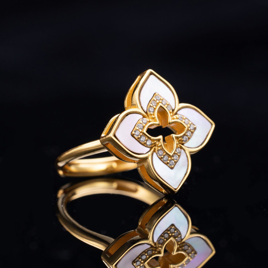 Iconic Shell Clover Ring 6203