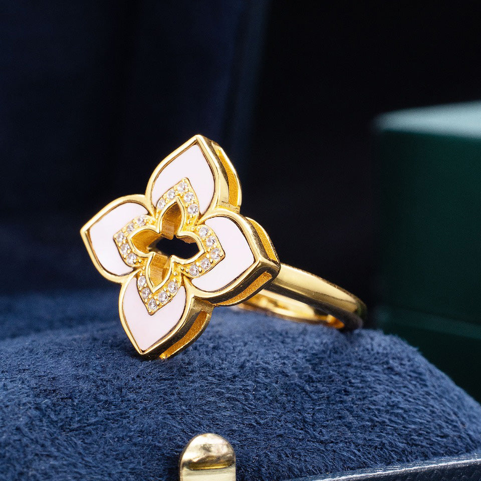 Iconic Shell Clover Ring 6203