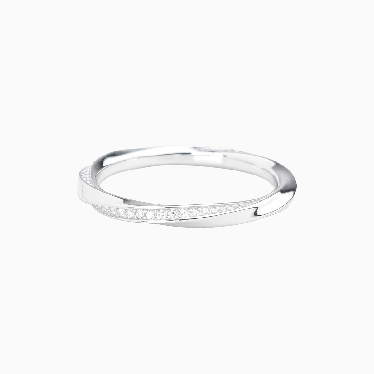 Infinite Flow Möbius Ring