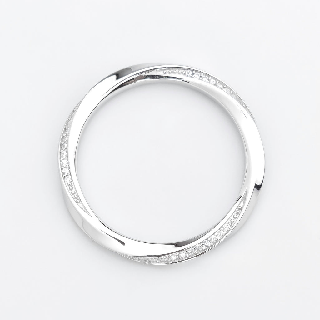Infinite Flow Möbius Ring