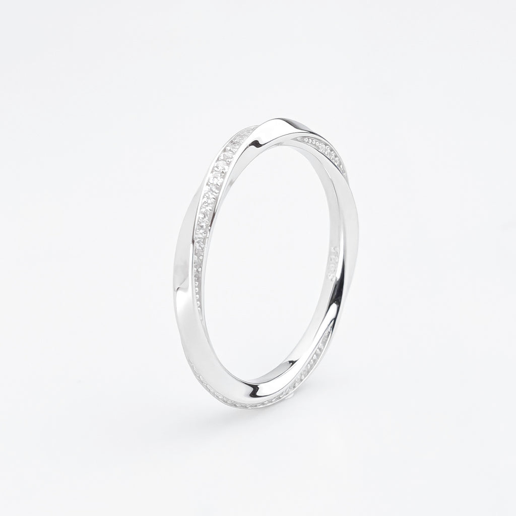 Infinite Flow Möbius Ring
