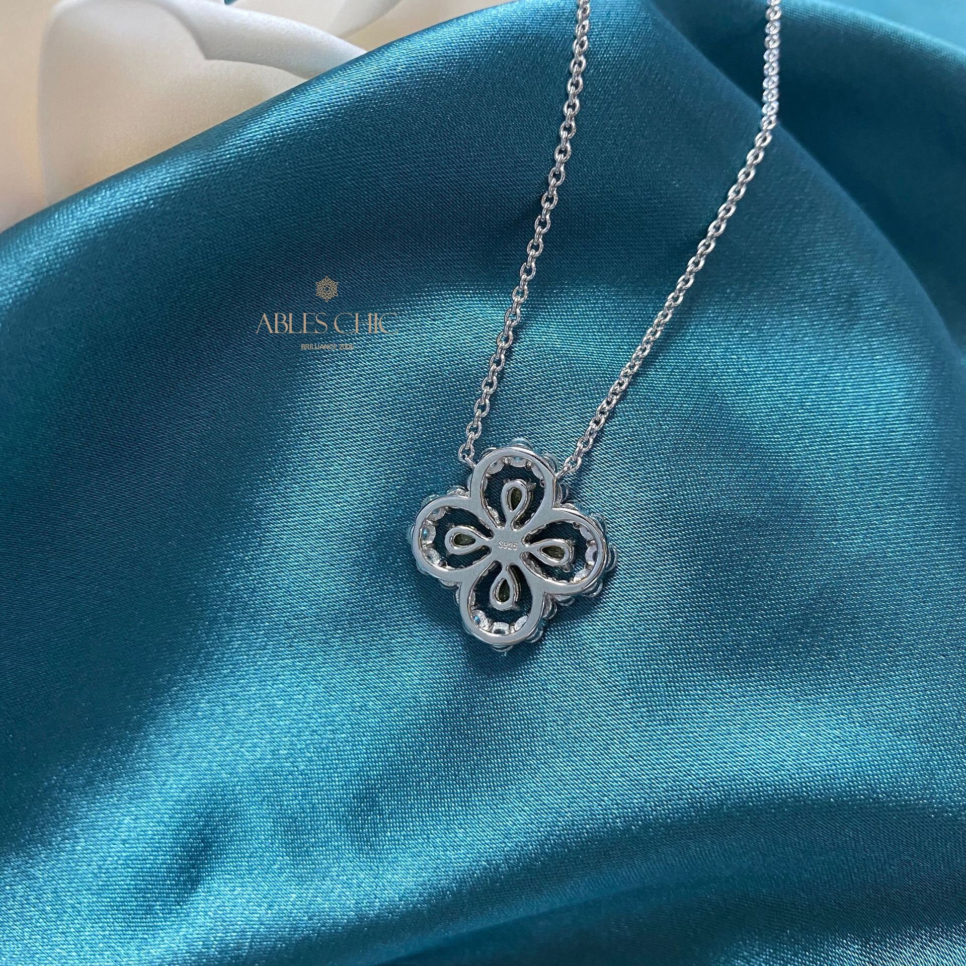 Beryl Clover Pendant P0682