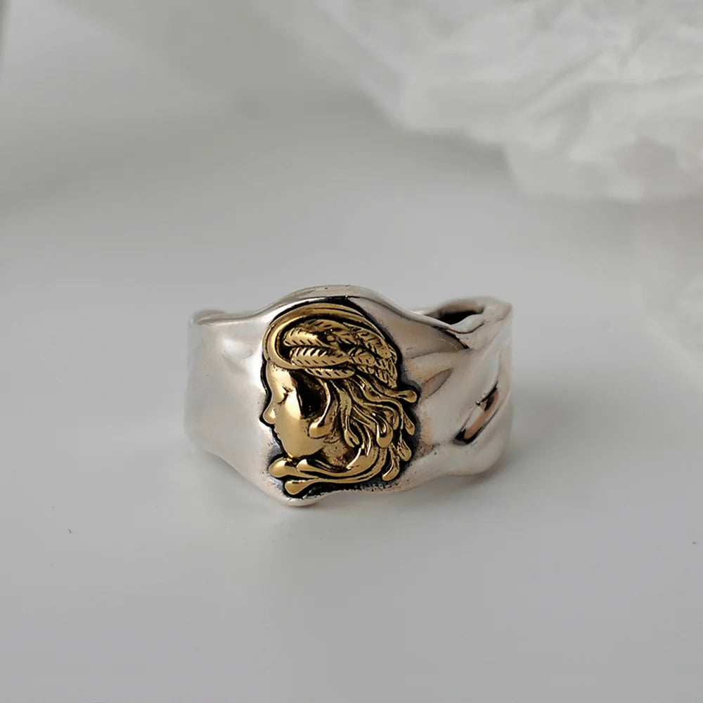 Bague irrégulière médaillon de la reine R1500