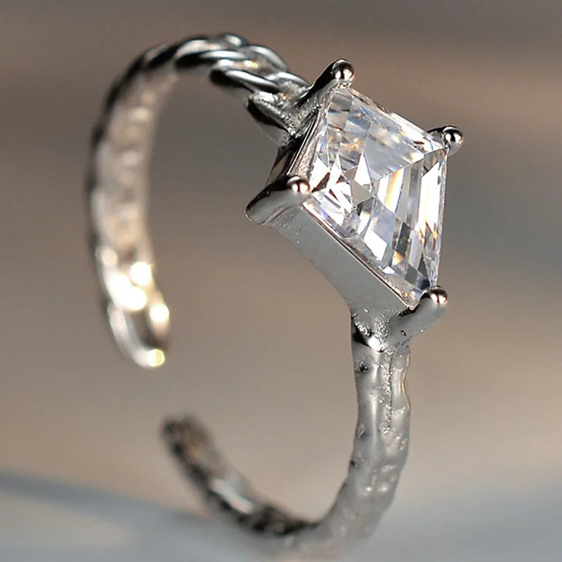 Bague enchaînée en pierre solitaire R1178