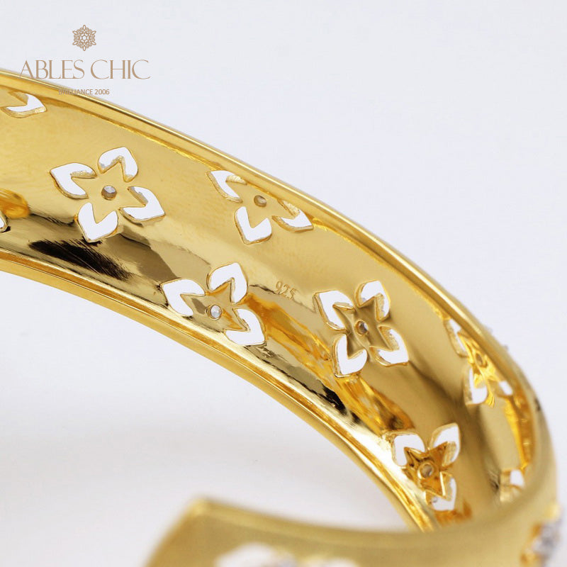 Silky Clovers Floral Bracelet 5058