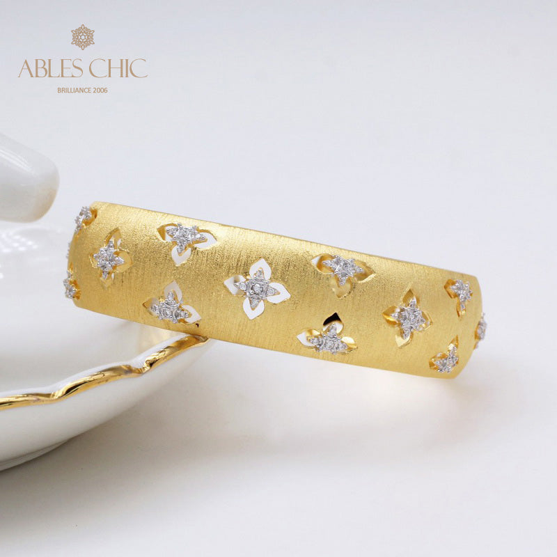 Silky Clovers Floral Bracelet 5058