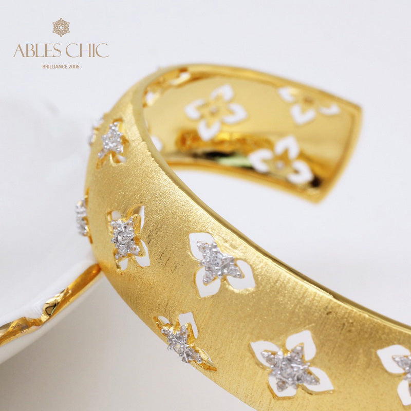 Silky Clovers Floral Bracelet 5058